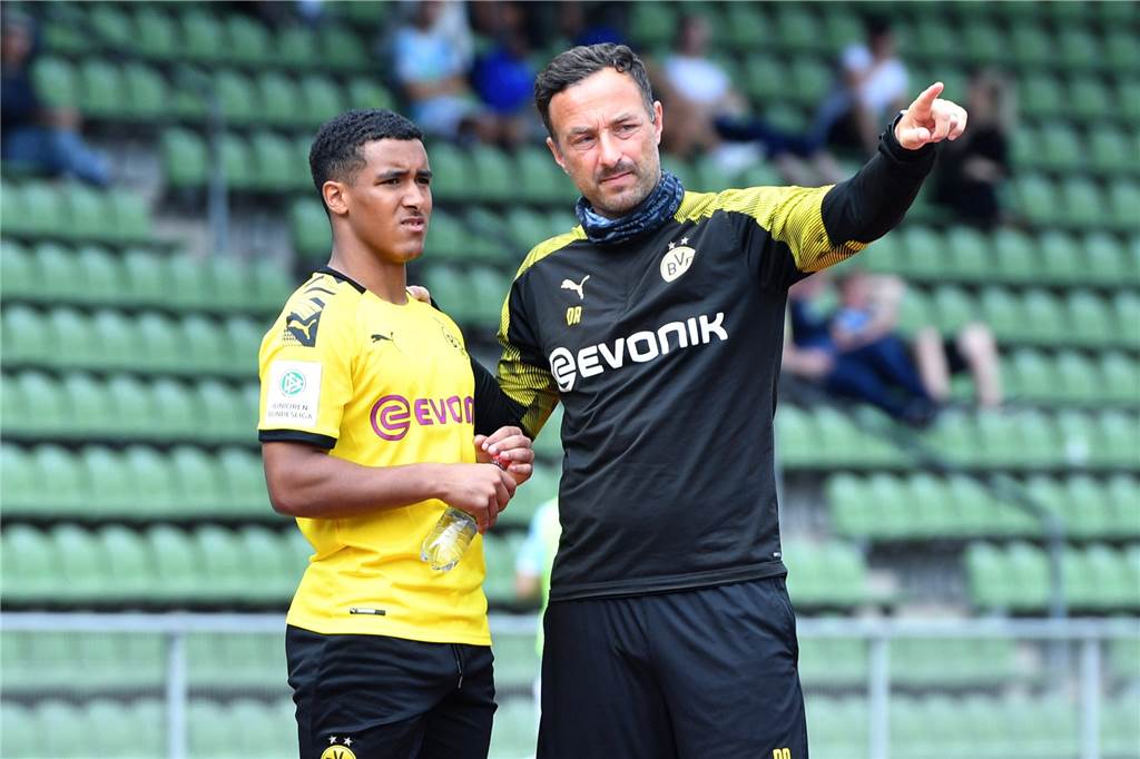 BVB vergrößert Toptalente-Trainerteam: Verstärkung für Otto Addo Daniel Rios gibt Anweisungen.