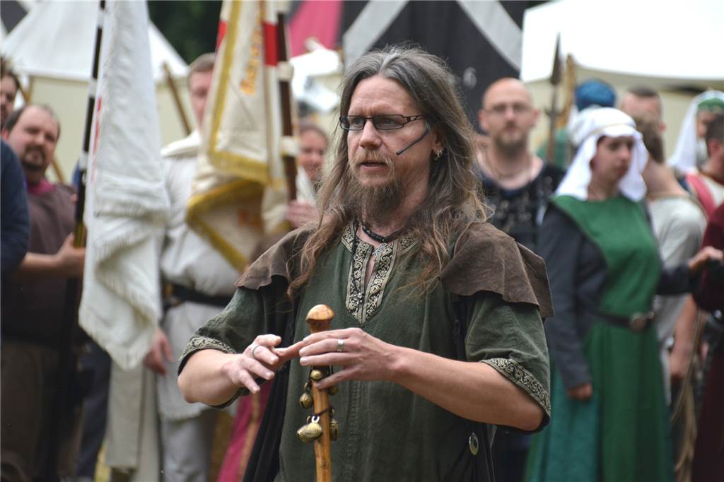 Daniel Roling ist der Geschichtenweber Tandaniel. Nach dem täglichen Festzug stellt er vor der Bühne die Mitwirkenden vor.
