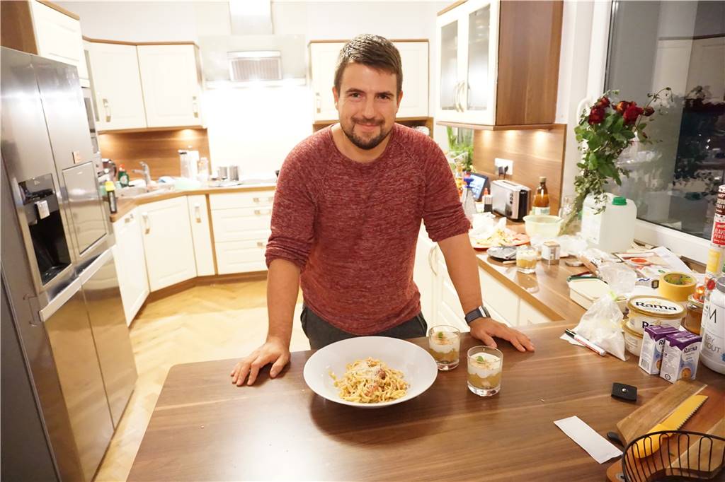 Lüner Food-Blogger Daniel Schmitz kocht beim „Perfekten Dinner“ Daniel Schmitz beim Probekochen für die ZDF-Sendung „Küchenschlacht“.