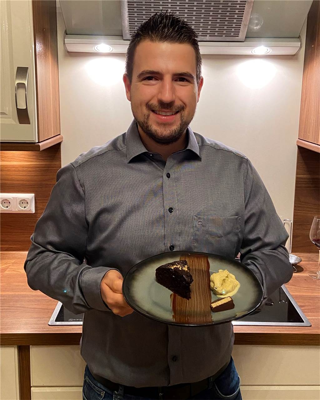Daniel Schmitz mit dem Dessert des Weihnachtsmenüs.