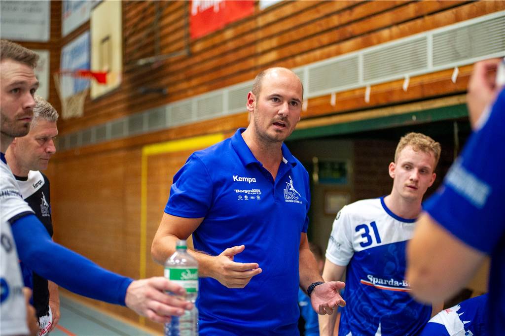 Der Kader des HSC Haltern-Sythen schrumpft weiter Daniel Schnellhardt stand gegen den TSV Hahlen weniger an der Seitenlinie und mehr auf dem Feld. Dabei brach sich der Trainer des HSC Haltern-Sythen die Nase.