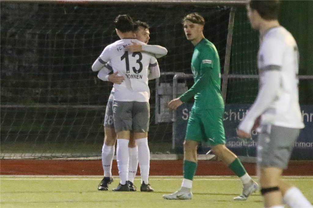 FC Nordkirchen betreibt gegen Westfalia Wethmar Chancenwucher: „Kann nicht zufrieden sein“ Daniel Seidel (2.v.l.) beglückwünscht Robin Schwick (l.) zu dessen Führungstreffer für den FC Nordkirchen. Westfalia Wethmars Niklas Wehner wendet sich enttäuscht ab.