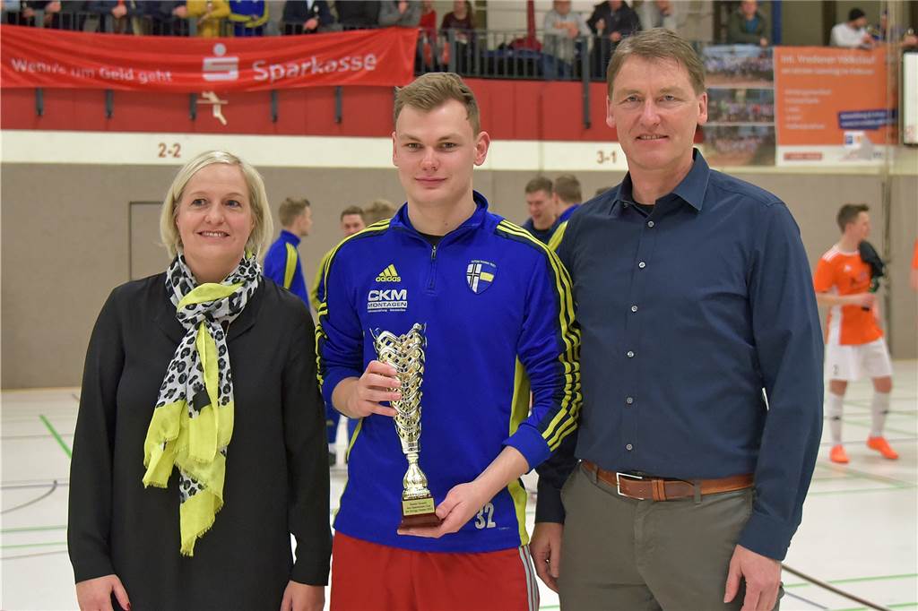 SpVgg Vreden II startet mit zehn neuen Spielern ins Training Daniel Siehoff, hier als bester Keeper des Sparkassen-Cups ausgezeichnet, hütet ab der neuen Saison fest das Tor der SpVgg-Reserve.