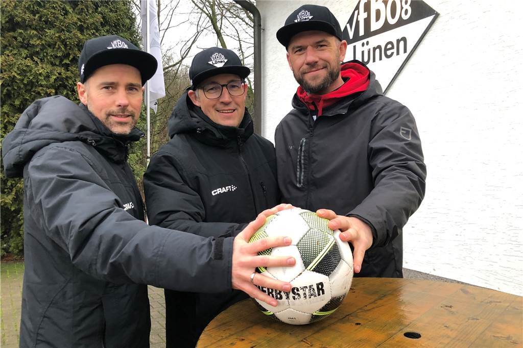 „Fünf schöne Jahre“: Co-Trainer des VfB Lünen blicken auf gemeinsame Zeit mit Mark Bördeling Daniel Skubich, Mark Bördeling und Daniel Serges waren beim VfB Lünen ein eingespieltes Trio.