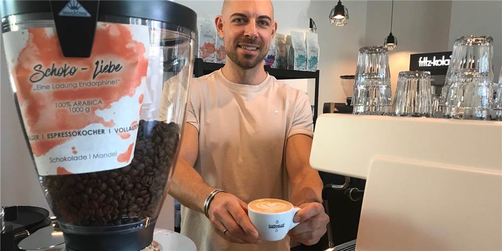 Daniel Strehlau präsentiert im neuen "KaffeeLoft" an der Kaiserstraße ein Getränk, das auf eigene Röstung zurückgeht.
