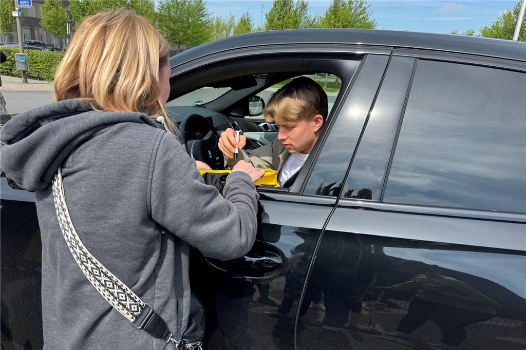 Daniel Svensson gibt einem Fan ein Autogramm.