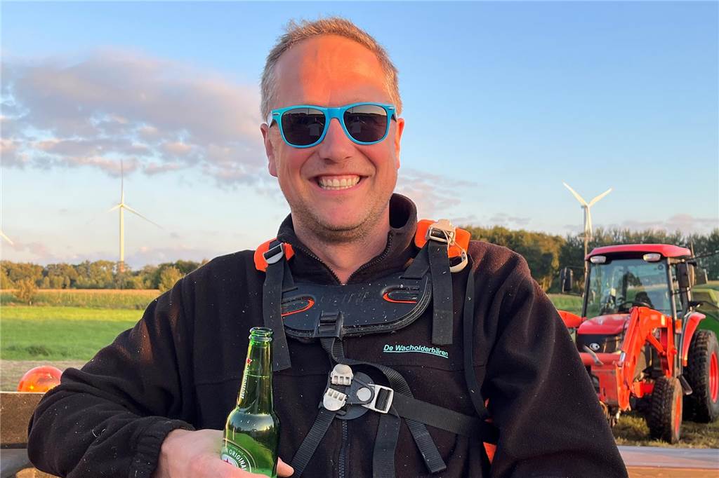 Open-Air-Party mit „Wacholderbären-Saft“: Stammtisch lädt zu neuem Standort Daniel Thomas mit Sonnenbrille.