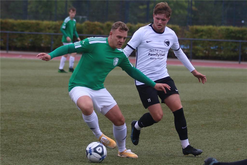 Ulrich-Brüder wechseln von der SG Selm zum SV Südkirchen Daniel Ulrich führt den Ball.