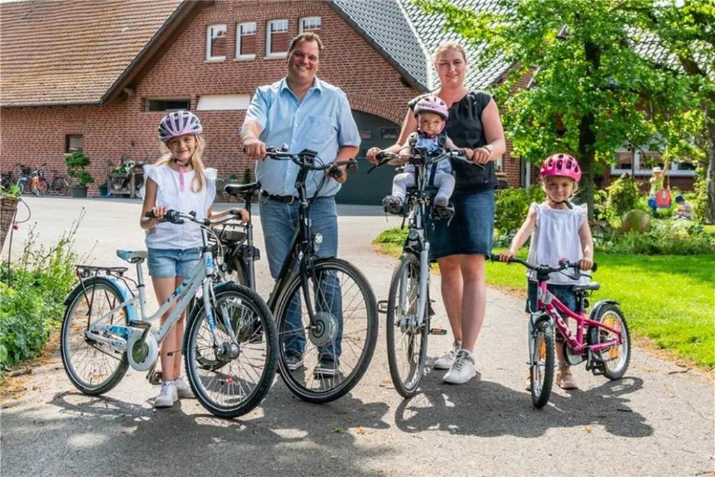 Daniel und Christina Hemker-Thiemann – hier mit ihren Kindern Sophie (8), Marlene (4) und Mathilda (1) – betreiben aktuell den Hof der Familie. Die Wurzeln der Familie reichen bis ins 14. Jahrhundert zurück. "Immer in Quantwick", sagt Daniel Hemker-Thiemann lachend.