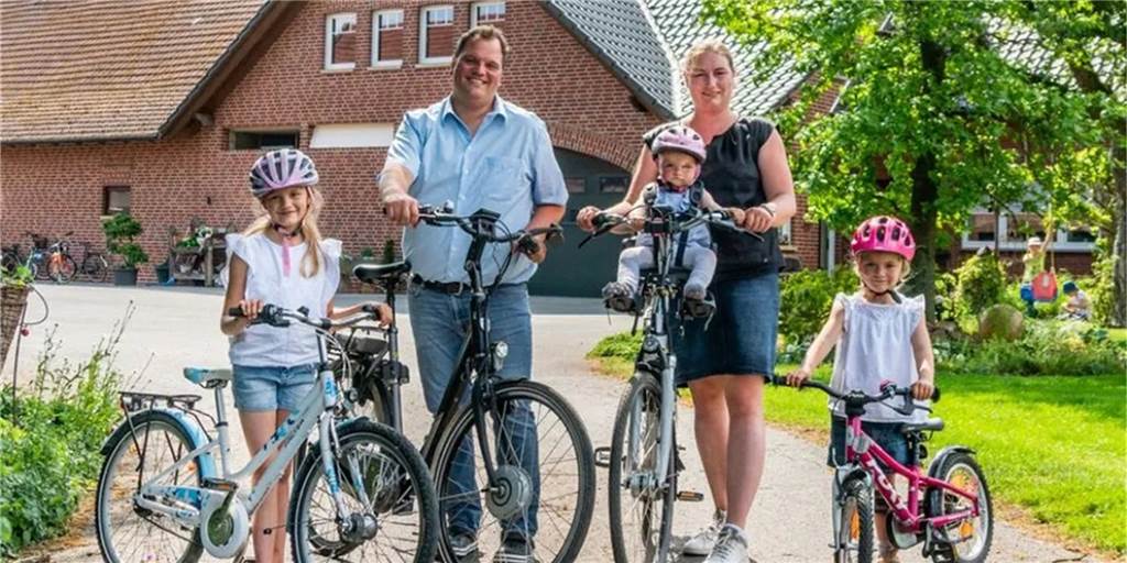 Land(wirtschaft) erleben: Fietsentour soll Spaß und Wissen bringen Daniel und Christina Hemker-Thiemann – hier mit ihren Kindern Sophie (8), Marlene (4) und Mathilda (1) – betreiben aktuell den Hof der Familie. Die Wurzeln der Familie reichen bis ins 14. Jahrhundert zurück. "Immer in Quantwick", sagt Daniel Hemker-Thiemann lachend.