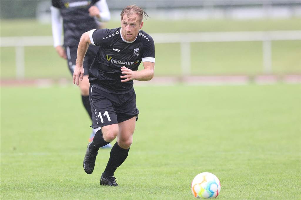 Was für und gegen den Klassenerhalt spricht Daniel von der Ley treibt den Ball nach vorne.
