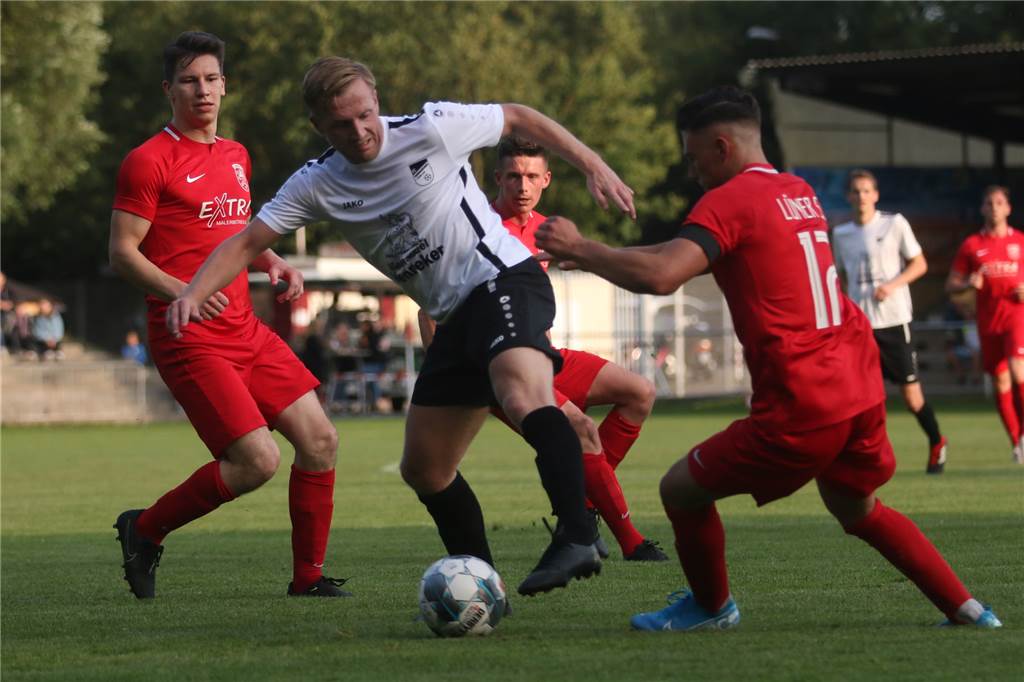 Ex-LSVer wird beim Sieg des FC Nordkirchen im Testspiel gegen den Lüner SV Matchwinner Daniel von der Ley (M.) erzielte das 1:0 für den FC Nordkirchen.