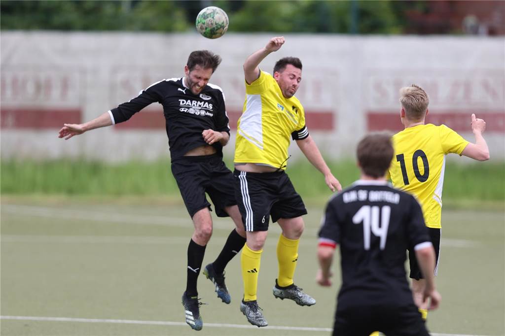 Daniel Wessels von Westfalia Vinnum im Kopfballduell.