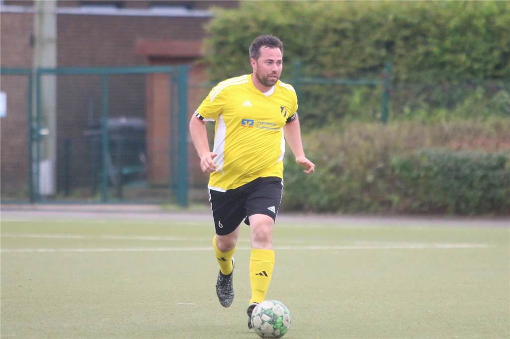 Kapitän von Westfalia Vinnum widerspricht seinem Trainer Daniel Wessels dribbelt.