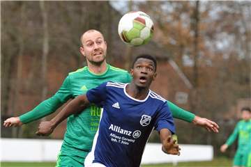 Daniel Wübken (l.), hier gegen Mamadou Toure vom FC Oldenburg, hilft der TG Almsick in den ersten Wochen der Saison aus.