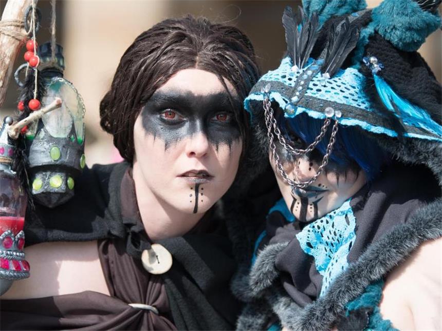 Daniela als Schamanin (l) und Lisa als Dämon. Foto: Swen Pförtner
