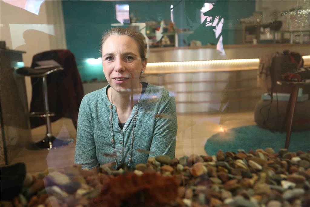 Doch keine Geschäftsaufgabe: Neuer Inhaber bei Olfener Fish-Lounge Daniela Evans hinter einem Aquarium