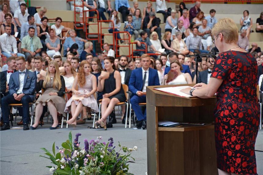 Entlassfeier mit einem Rückblick voller Dankbarkeit Daniela Faude (r.) lobte die Abiturienten und dankte deren Eltern, die mit ihnen bis zum Abitur durchgehalten haben.
