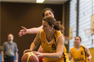 Daniela Kissing (v.) steigt mit den Basketballerinnen der BG Lünen in die Bezirksliga auf.