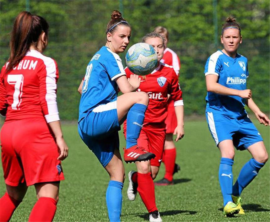 Daniela Ließem führt Berghofen ins Pokal-Finale Daniela Ließem (2.v.l.) überragte beim SV Berghofen.