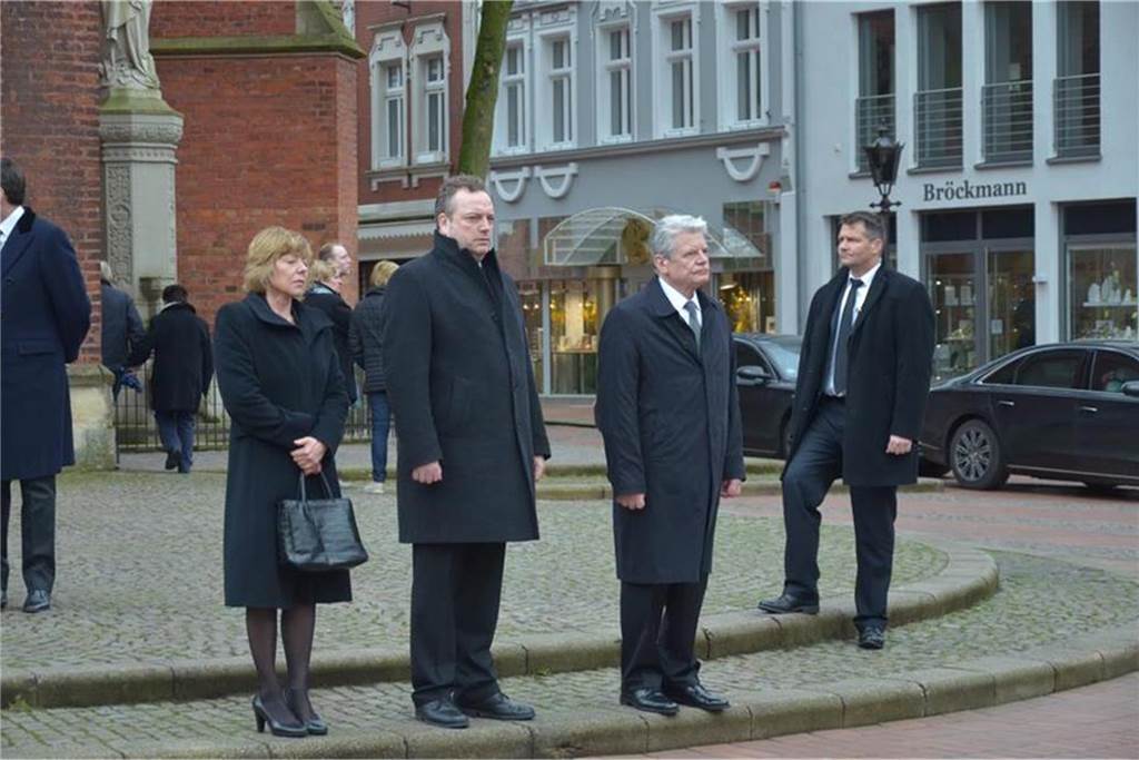 Daniela Schadt, Lebensgefährtin von Joachim Gauck, Halterns Bürgermeister Bodo Klimpel und der Bundespräsident nach der Trauerfeier.