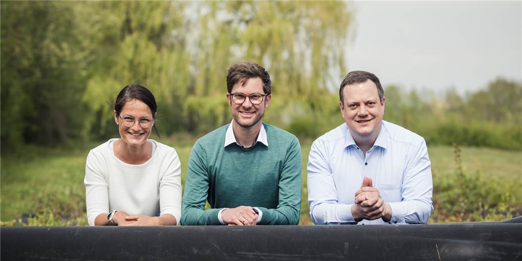 Energieversorgung in Heek: Innovatives Wasserstoff-Projekt angelaufen Daniela Terbeck, Dr. Jörg Schuirmann (Geschäftsführer) und Thorsten Meyer sind das Team der Wasserstoff Entwicklungs GmbH und verfolgen mit dieser ein ehrgeiziges Ziel im Westmünsterland.