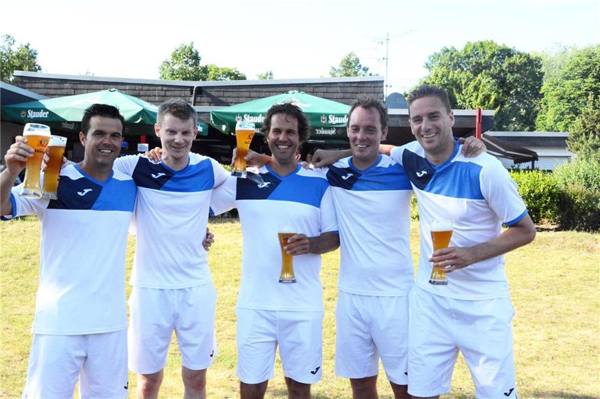 Herren 30 des Dorstener TC sind Bundesligist Daniele Bracciali, Bernhard Breloer, Ralf Wilmink, Michel Meijer und Marcel Schröder (v.l.) genehmigten sich auf den Aufstieg in die Bundesliga erst einmal ein Weizenbier. Stephan Weber war zu diesem Zeitpunkt kurz verhindert, stieß aber später wieder zur Party dazu.