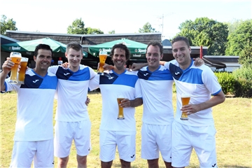Daniele Bracciali, Bernhard Breloer, Ralf Wilmink, Michel Meijer und Marcel Schröder (v.l.) genehmigten sich auf den Aufstieg in die Bundesliga erst einmal ein Weizenbier. Stephan Weber war zu diesem Zeitpunkt kurz verhindert, stieß aber später wieder zur Party dazu. 