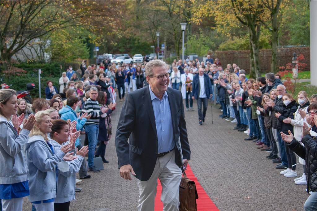 Aufsichtsratschef weist Skandal-Gerüchte um Wachtel-Abgang zurück Andreas Wachtel im Spalier vieler applaudierender Mitarbeiter der Dattelner Kinderklinik.