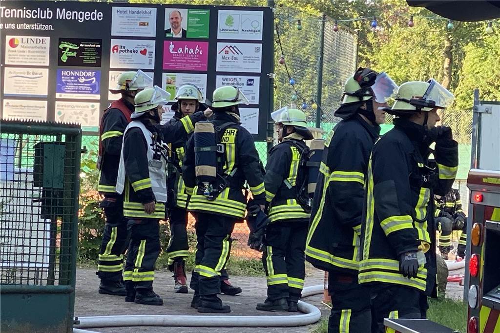 Brand im Clubhaus stellt Tennis-Club Mengede vor große Herausforderung Dank aufmerksamer Spaziergänger war die Feuerwehr frühzeitig am Einsatzort und hatte das Feuer im Clubhaus des TC Mengede schnell unter Kontrolle.