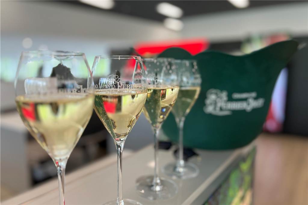 Gourmedo 2024: Champagner-Bar, Sterneküche und fünf neue Restaurants Vier Gläser Champagner stehen auf einer Theke.