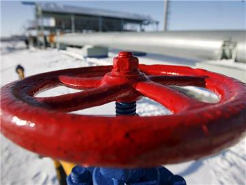 Dank der Energiewende sind Wind, Sonne, Wasser und Biomasse derzeit allgegenwärtig. Doch im Gesamtbild wird klar: Deutschland hängt noch immer vor allem an Öl und Gas. Und beides kommt überwiegend aus Russland. Foto: Maxim Shipenkov/Archiv