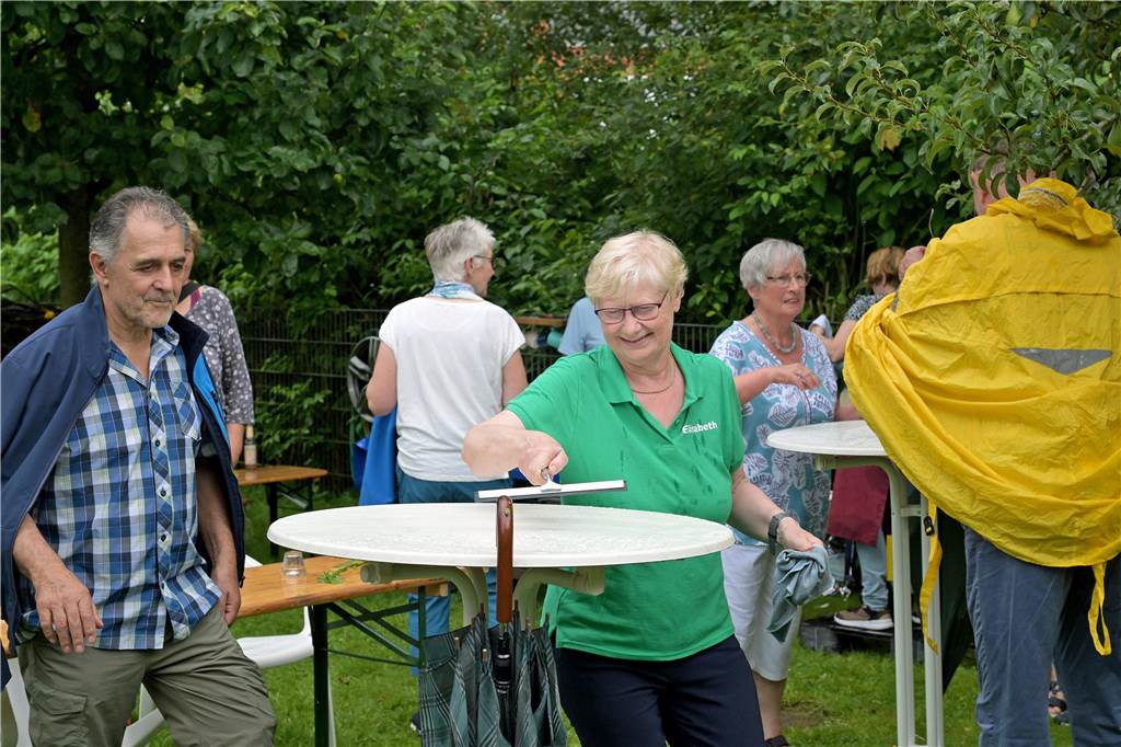 Dank der fixen Helferinnen und Helfer waren die Folgen des Regengusses zu Beginn schnell beseitigt.