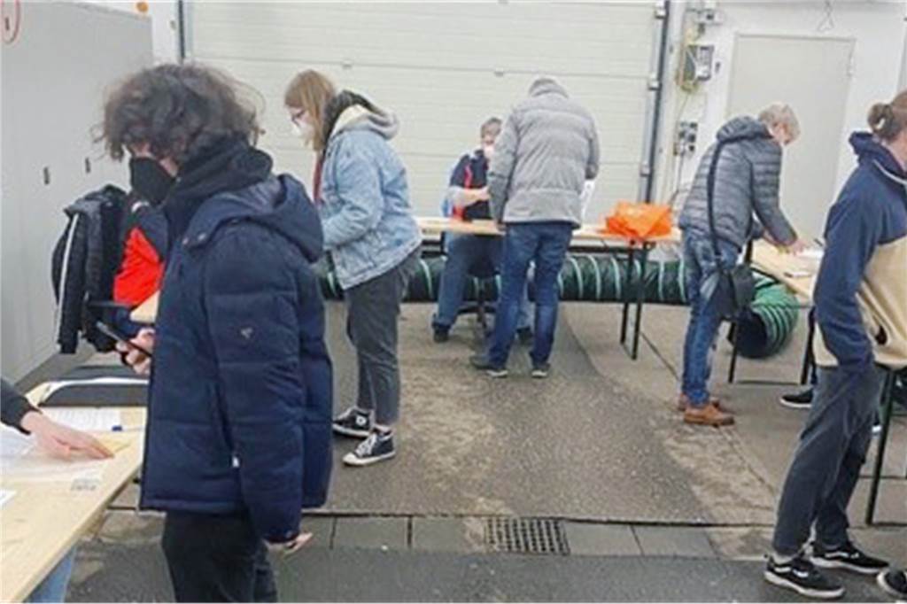 Über 600 Jugendliche kamen zur Impfung: „Ego-Trips sind nicht angesagt“ Dank der guten Organisation gab es trotz großen Andrangs der Impfwilligen keine langen Wartezeiten.
