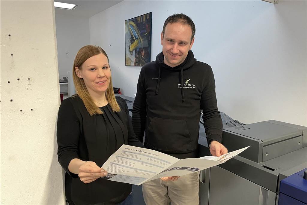 Inhaber der „Druckerei Wulff“ investieren viel Geld in neue Technik Daniela Wippermann und Markus Kinert stehen an ihrer neuen Druckmaschine in ihrer Firma in Lütgendortmund. In den Händen halten sie ein achtseitiges Faltblatt.