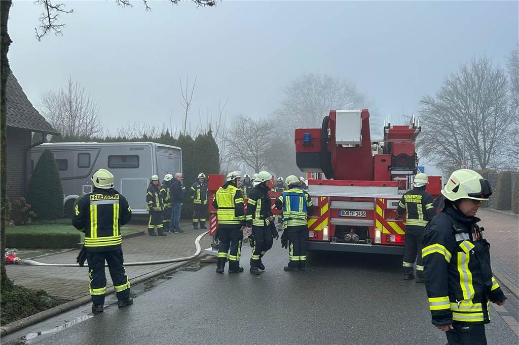Alarm an der Doornte: Feuerwehr Südlohn hat Brand schnell unter Kontrolle Feuerwehrleute und ein Teleskopmast