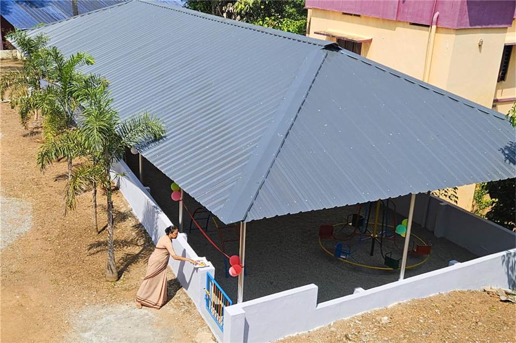 Herzensprojekt von „Freiheitsvogel hilft“: Spielplatz in Indien eröffnet ein Spielplatz mit einem Dach
