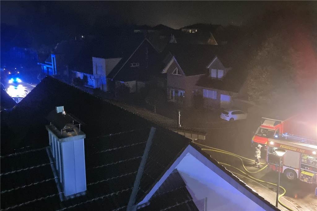 Dank des schnellen und koordinierten Einsatzes der Feuerwehr konnte ein Übergreifen der Flammen auf das angrenzende Wohnhaus knapp verhindert werden. Die letzten Flammen in der Arenbergstraße waren um kurz nach 7 Uhr gelöscht.