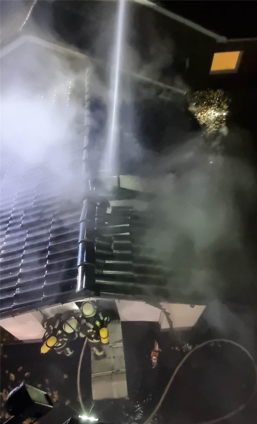Dank des schnellen und koordinierten Einsatzes der Feuerwehr konnte ein Übergreifen der Flammen auf das angrenzende Wohnhaus knapp verhindert werden. Die letzten Flammen in der Arenbergstraße waren um kurz nach 7 Uhr gelöscht.