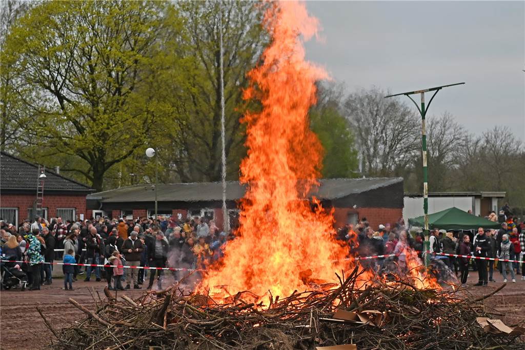 Dank des trockenen Wetters kamen am Ostersamstag rund 600 Besucherinnen und Besucher im Durchlauf zum diesjährigen Osterfeuer auf die Sportanlage Midlicher Kamp. 