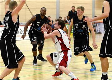 Dank einer starken Defensivvorstellung, die in dieser Szene Konrad Tota (v.l.), Dallis Johnson und Guido Narendorf gegen den Ex-Münsteraner Philip Günther zeigen, gewann der UBC mit 95:80 beim BSV Wulfen.