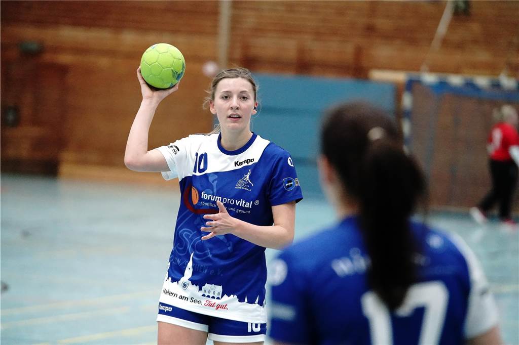 Dank einer starken zweiten Halbzeit mit nur noch vier Gegentoren setzten sich die Damen des HSC Haltern-Sythen deutlich mit 33:14 gegen den SC Greven durch.