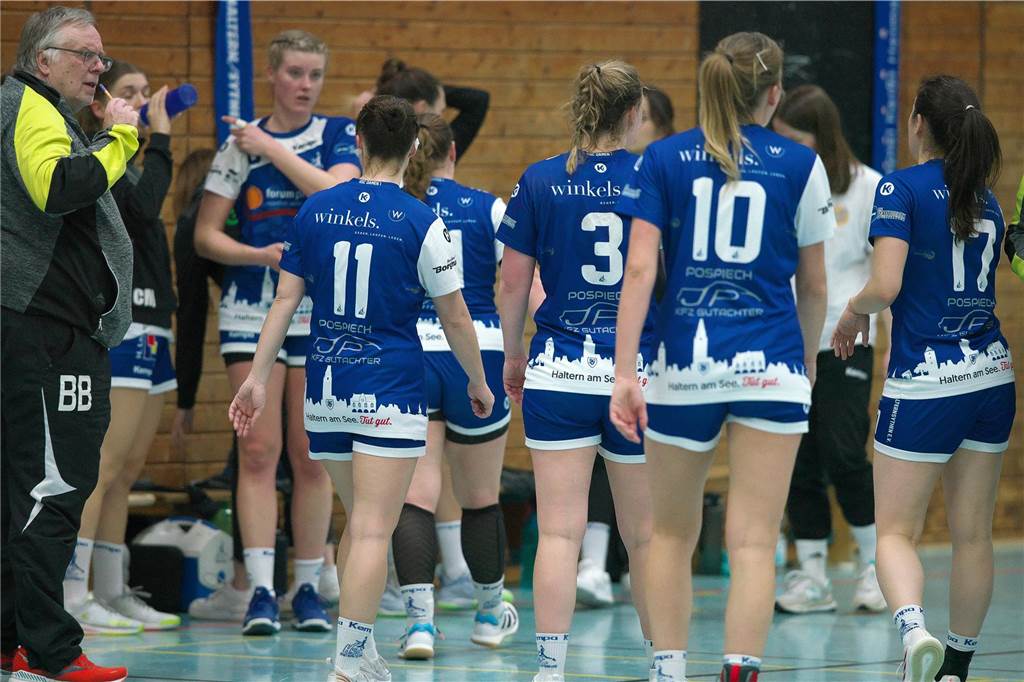 Dank einer starken zweiten Halbzeit mit nur noch vier Gegentoren setzten sich die Damen des HSC Haltern-Sythen deutlich mit 33:14 gegen den SC Greven durch.