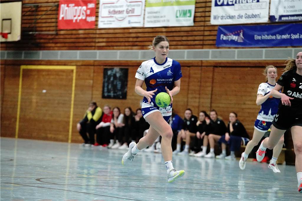 Dank einer starken zweiten Halbzeit mit nur noch vier Gegentoren setzten sich die Damen des HSC Haltern-Sythen deutlich mit 33:14 gegen den SC Greven durch.