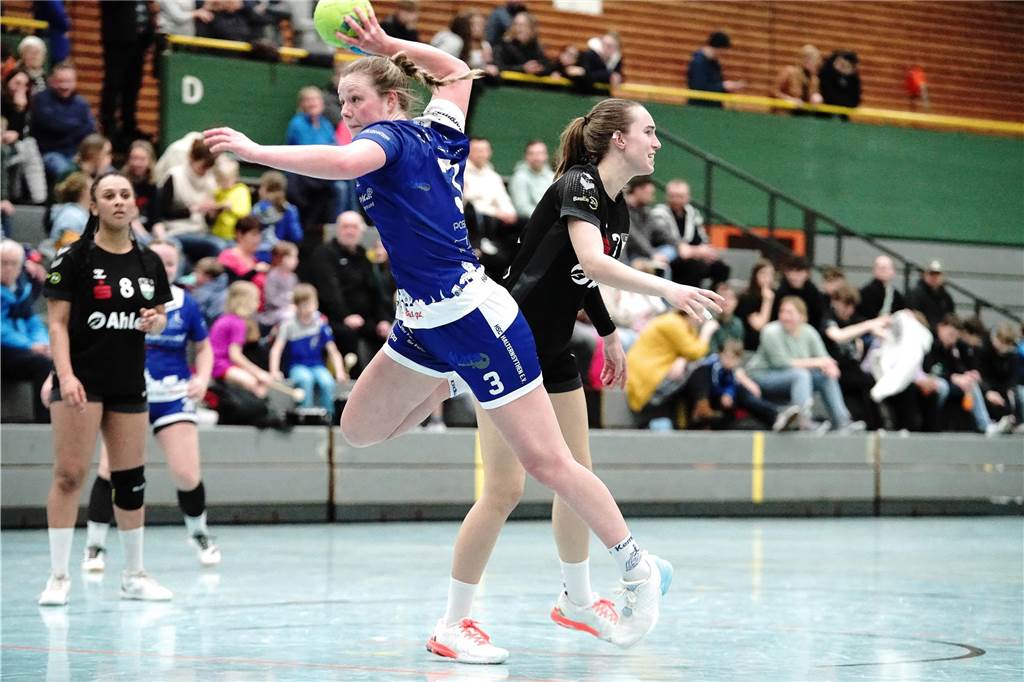 Dank einer starken zweiten Halbzeit mit nur noch vier Gegentoren setzten sich die Damen des HSC Haltern-Sythen deutlich mit 33:14 gegen den SC Greven durch.