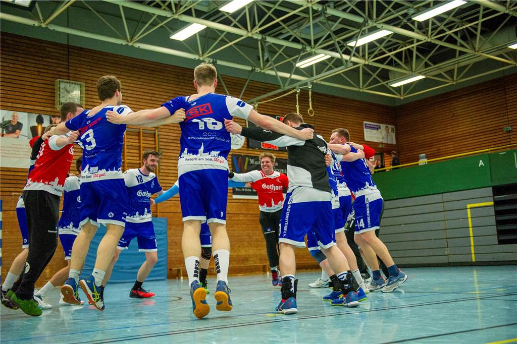 Dank eines 27:10-Sieges gegen die HSG Rauxel-Schwerin III sind die Herren III des HSC Haltern-Sythen nicht mehr von einem der beiden Aufstiegsplätze in der 2. Kreisklasse zu verdrängen. Der Jubel nach dem Spiel war groß.