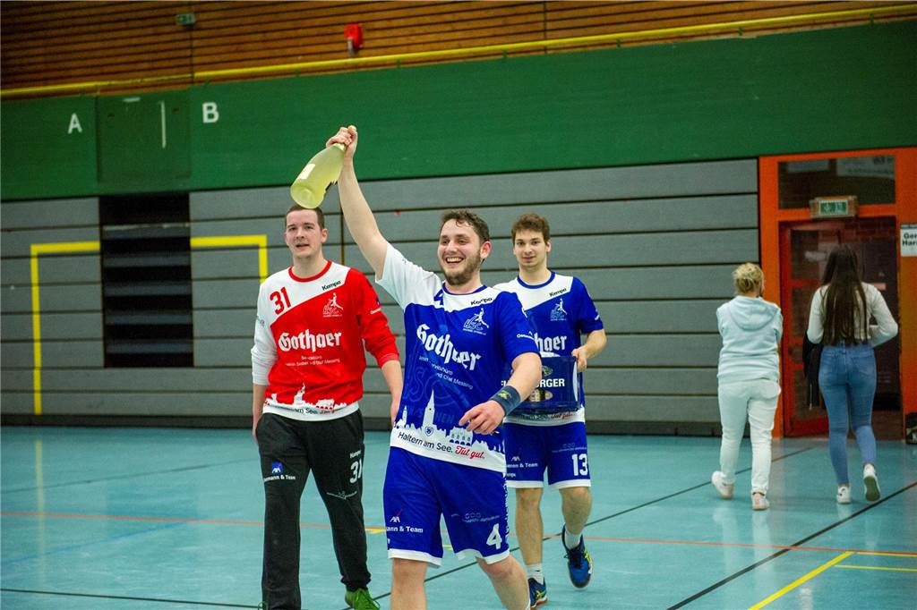 Dank eines 27:10-Sieges gegen die HSG Rauxel-Schwerin III sind die Herren III des HSC Haltern-Sythen nicht mehr von einem der beiden Aufstiegsplätze in der 2. Kreisklasse zu verdrängen. Der Jubel nach dem Spiel war groß.