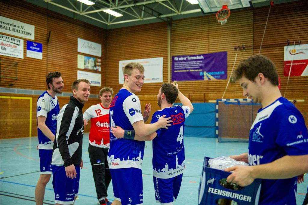 Dank eines 27:10-Sieges gegen die HSG Rauxel-Schwerin III sind die Herren III des HSC Haltern-Sythen nicht mehr von einem der beiden Aufstiegsplätze in der 2. Kreisklasse zu verdrängen. Der Jubel nach dem Spiel war groß.