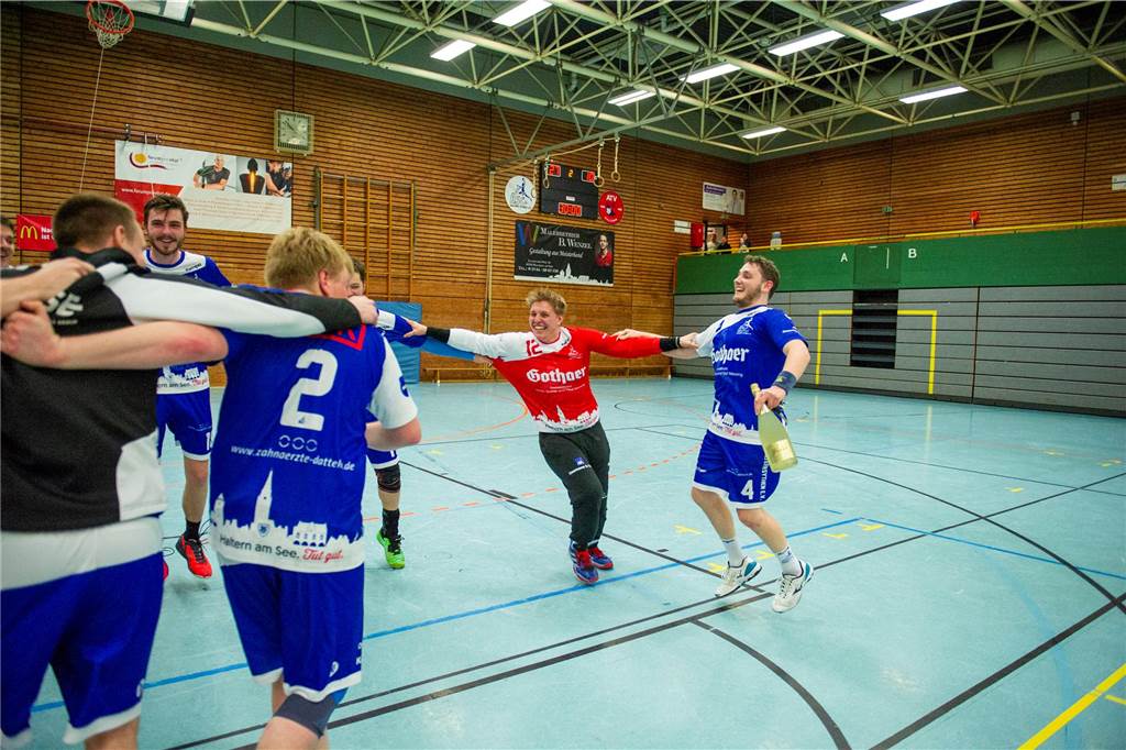 Dank eines 27:10-Sieges gegen die HSG Rauxel-Schwerin III sind die Herren III des HSC Haltern-Sythen nicht mehr von einem der beiden Aufstiegsplätze in der 2. Kreisklasse zu verdrängen. Der Jubel nach dem Spiel war groß.