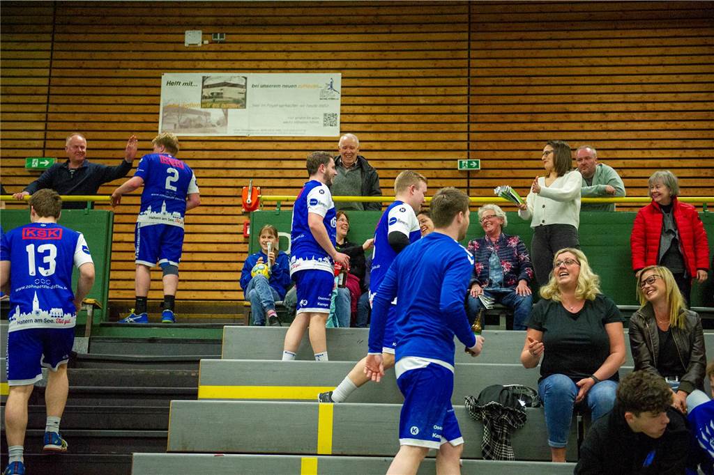 Dank eines 27:10-Sieges gegen die HSG Rauxel-Schwerin III sind die Herren III des HSC Haltern-Sythen nicht mehr von einem der beiden Aufstiegsplätze in der 2. Kreisklasse zu verdrängen. Der Jubel nach dem Spiel war groß.